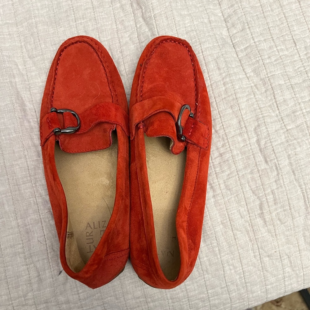 Gently used Natualizer suede loafers. Beautiful for fall.